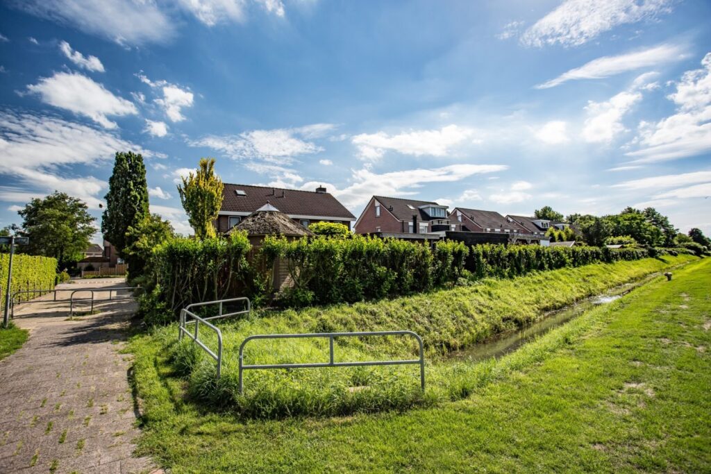 Woonwijk met huizen en groen in Almelo als voorbeeld van de lokale woningmarkt