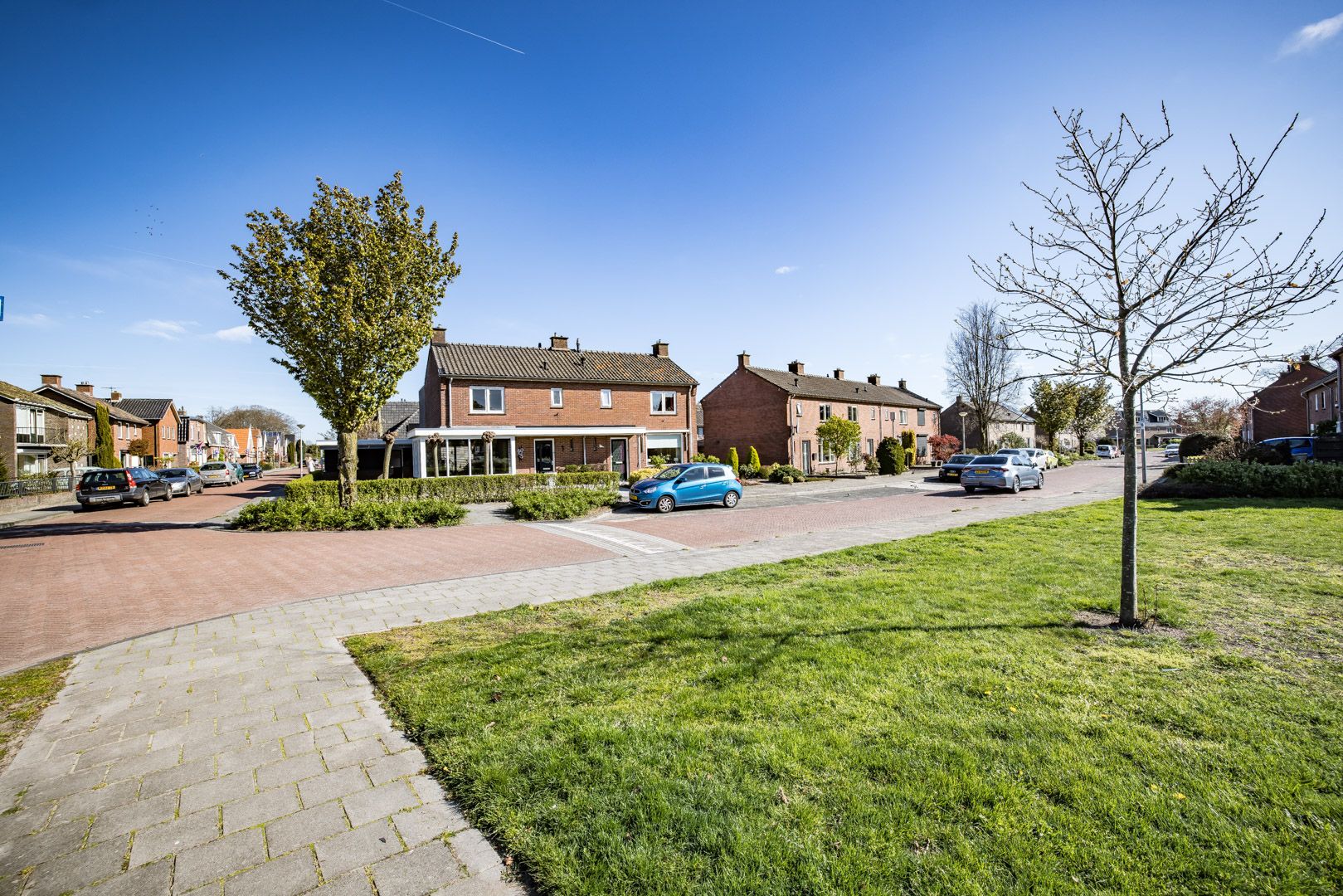 Rustige woonwijk met rijwoningen en groenvoorziening in Nederland – woningaanbod via Nieuwenhuis makelaar