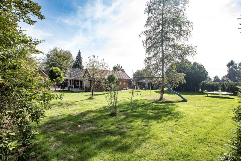Vrijstaande woning met grote tuin in Twente – kindvriendelijk wonen met speeltoestellen