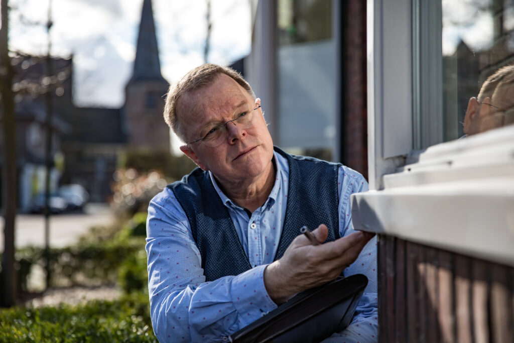 Woninginspectie in Twente door Nieuwenhuis makelaar – controle van kozijnen en onderhoud buitenzijde woning