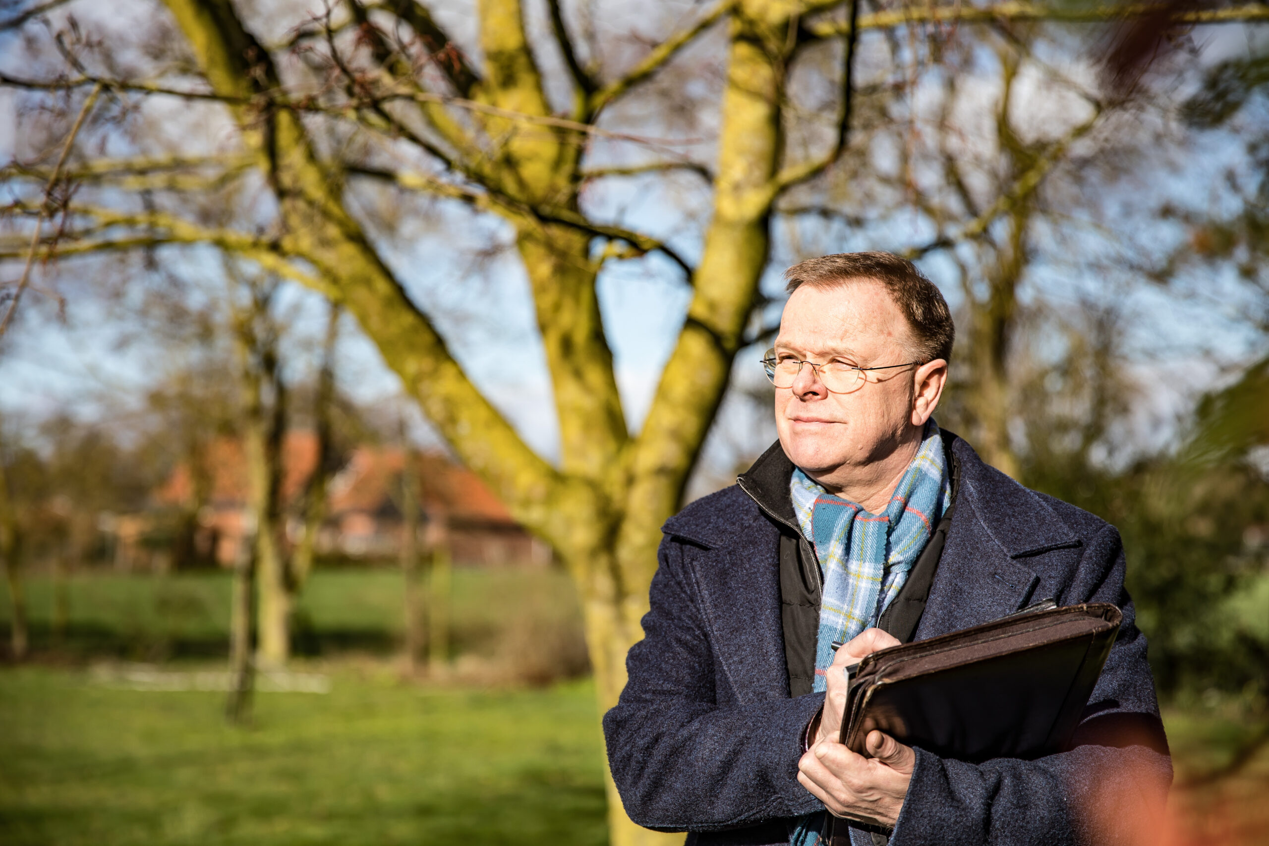 Ervaren makelaar van Nieuwenhuis in Twente beoordeelt woning buiten op locatie